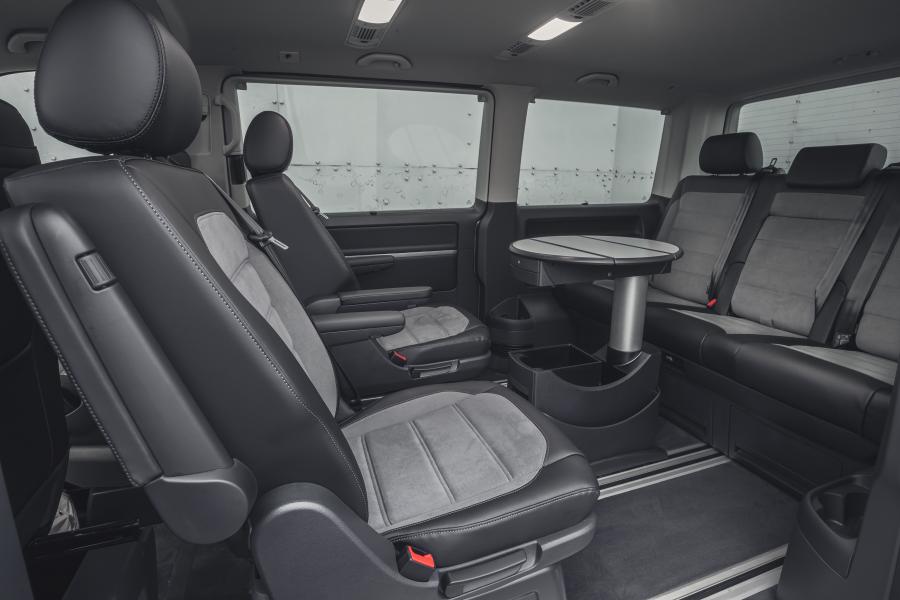Интерьер Volkswagen Caravelle (T6.1) 2020 года  (UK) (фото 23 из 38)